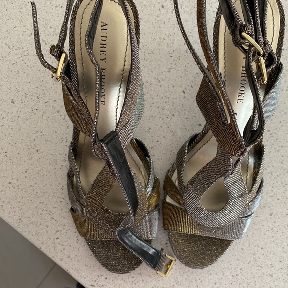 Audrey-Brooke , Size 9 .5 Silver and gold . Very clean shoe. Wore only once . - Picture 5 of 7